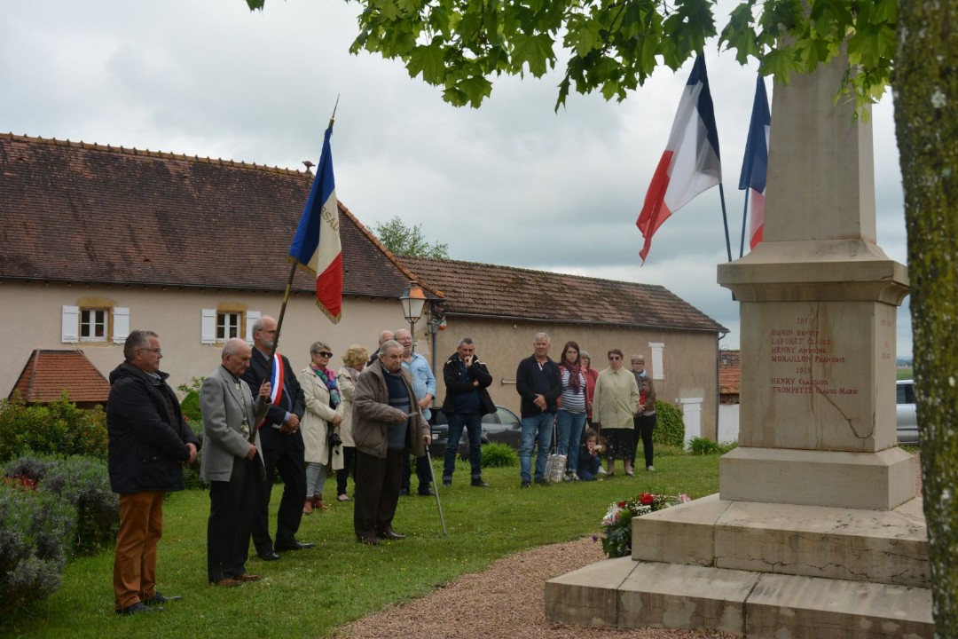 Cérémonie au monument aux morts